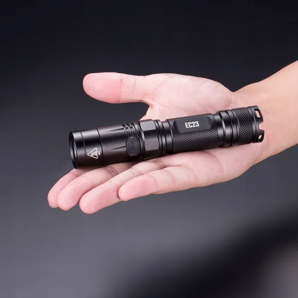 latarka-nitecore-ec23-waga-z-opakowaniem-1-kg
