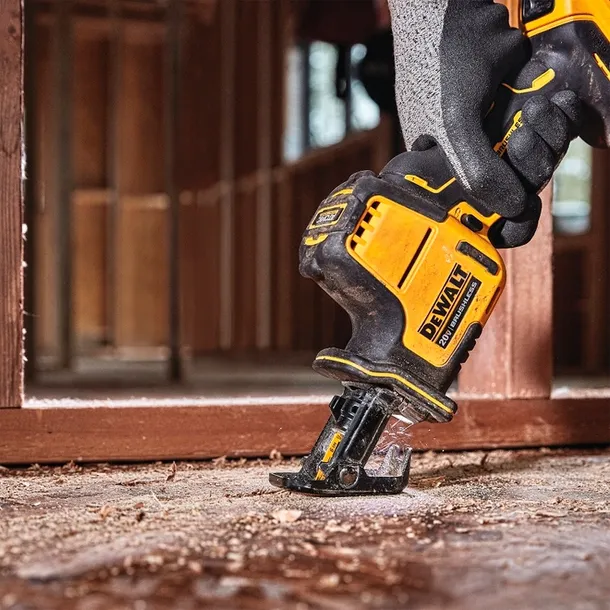 pilarka-szablowa-dewalt-dcs369n-glebokosc-ciecia-w-drewnie-150-mm