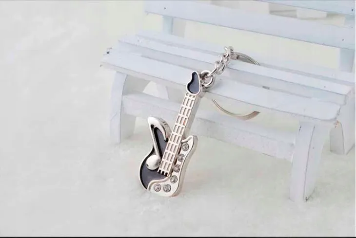 breloczek-breloczki-zawieszki-do-kluczy-gitara-na-prezent-dla-gitarzysty-marka-silkey-stan-nowy
