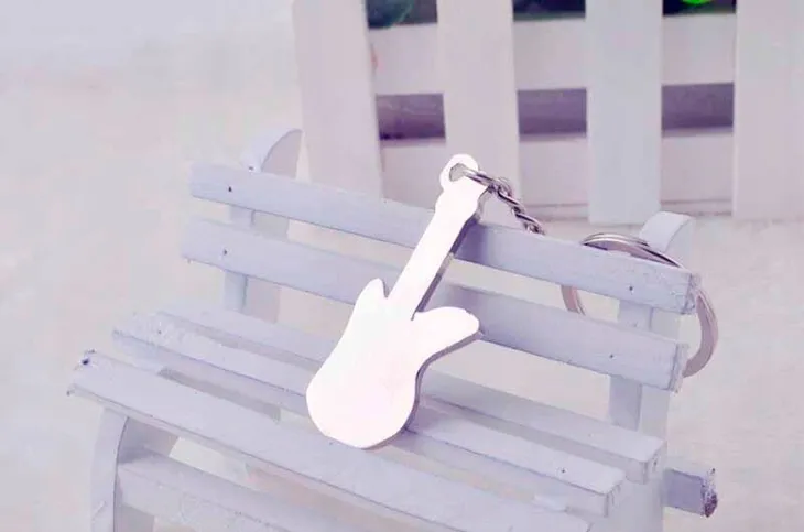 breloczek-breloczki-zawieszki-do-kluczy-gitara-na-prezent-dla-gitarzysty-stan-nowy