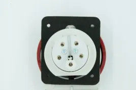 gniazdo-elektryczne-scienne-czerwony