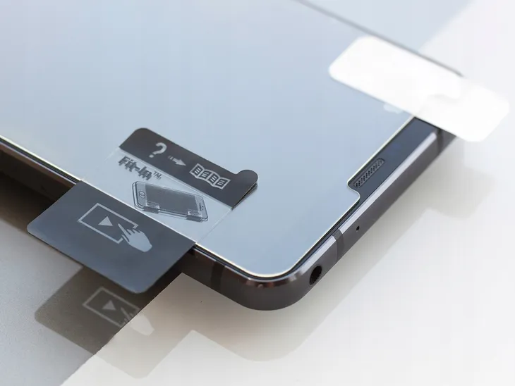 szklo-hartowane-3mk-do-apple-iphone-12-mini-konstrukcja-otwory-na-czujniki-przyciski-zaokraglone-rogi