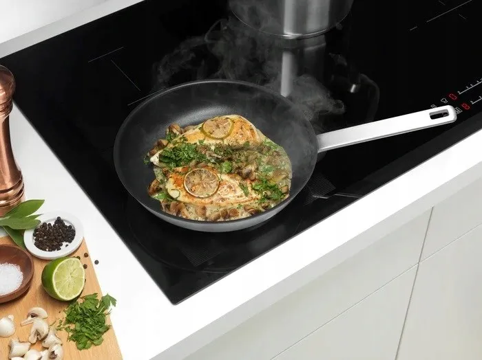 zestaw-garnkow-electrolux-e3ss-stan-nowy