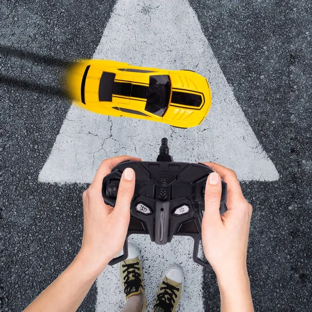 auto-robot-transformujacy-samochod-na-pilota-usb-kolor-dominujacy-odcienie-zoltego-i-zlota