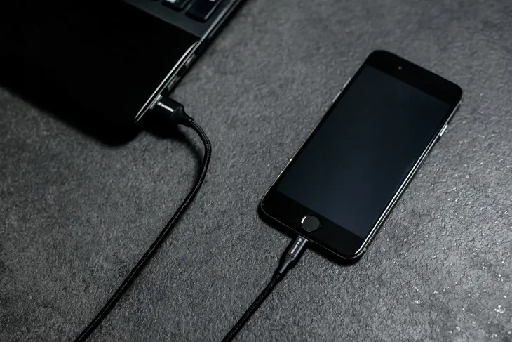 ladowarka-sieciowa-4usb-kabel-do-iphone-18m-torba-prad-wyjsciowy-800-ma