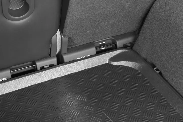 dacia-duster-suv-2017-wklad-do-kufra-producent-mix-plast
