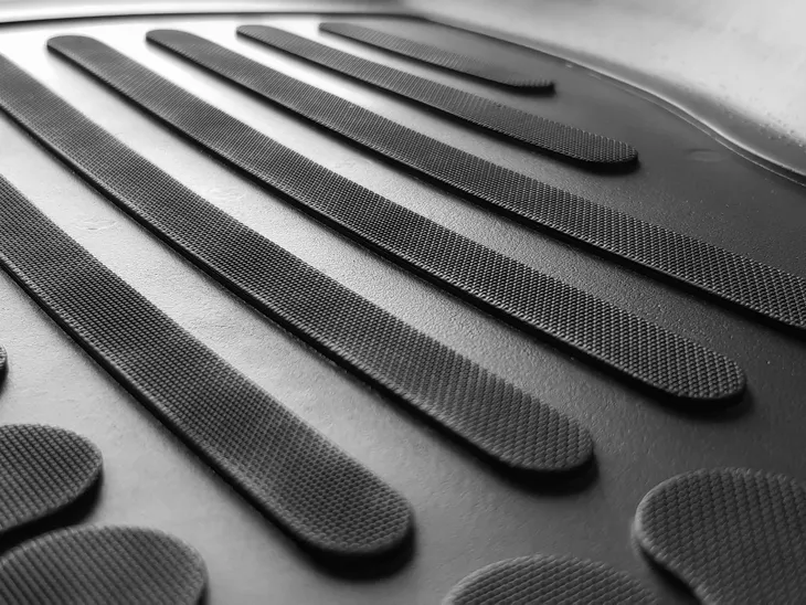 tesla-model-3-2017-dywaniki-guma-producent-rezaw-plast