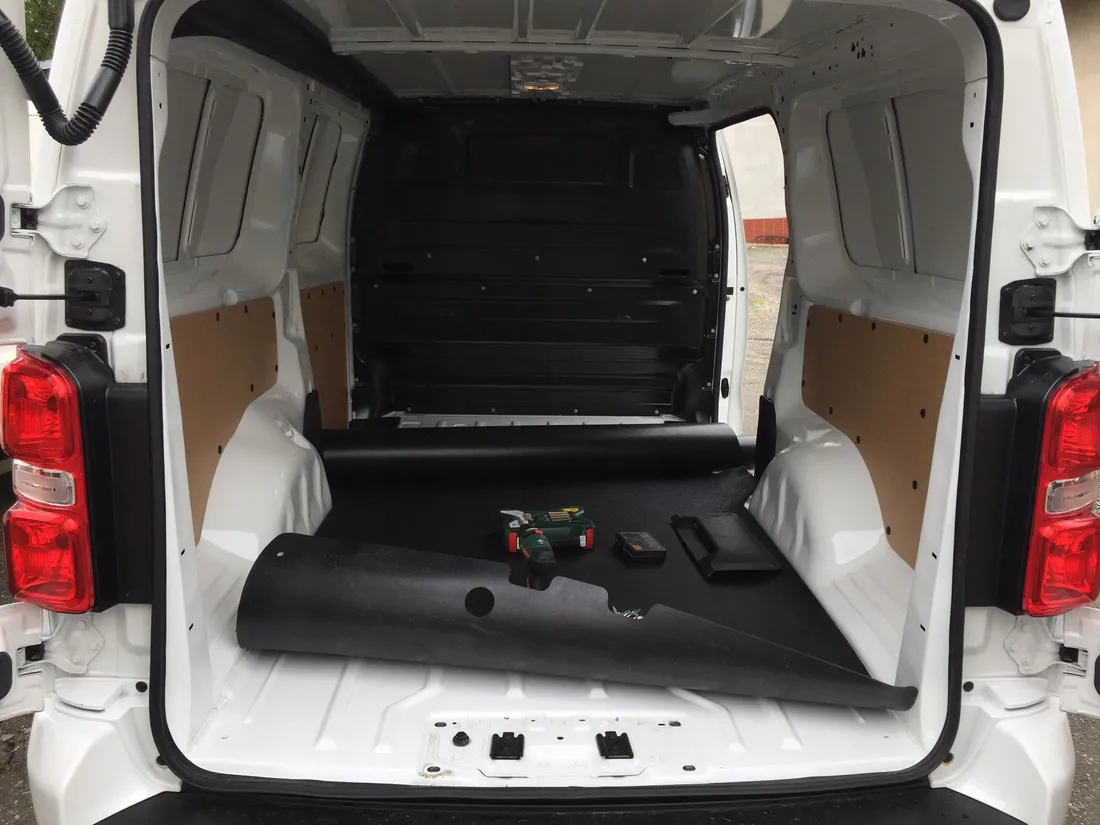 opel-combo-e-long-2018-wklad-do-kufra-cargo