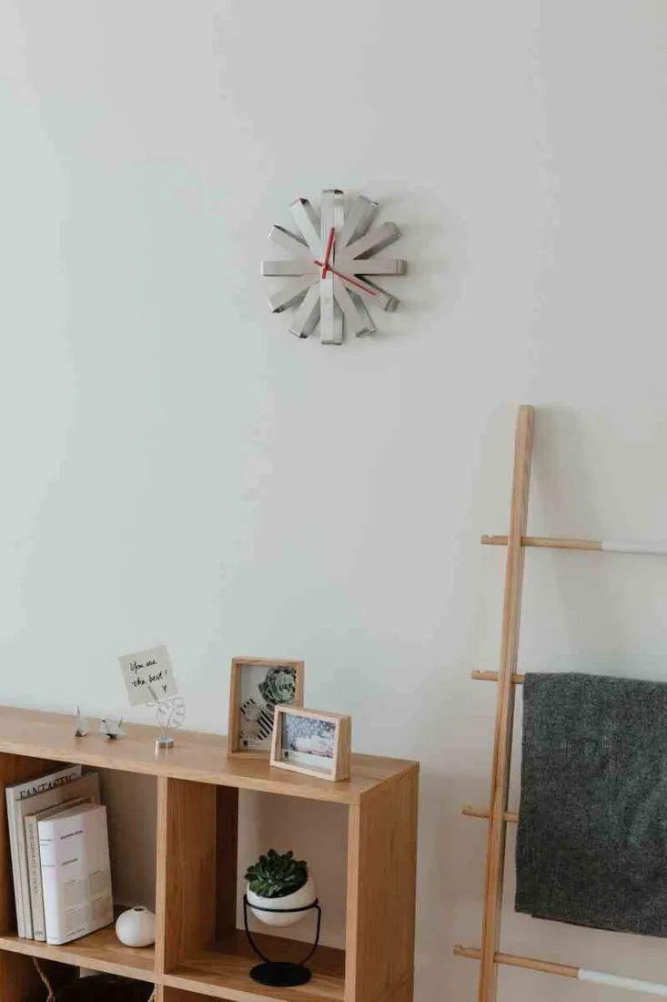 clock-ribbon-wall-steel