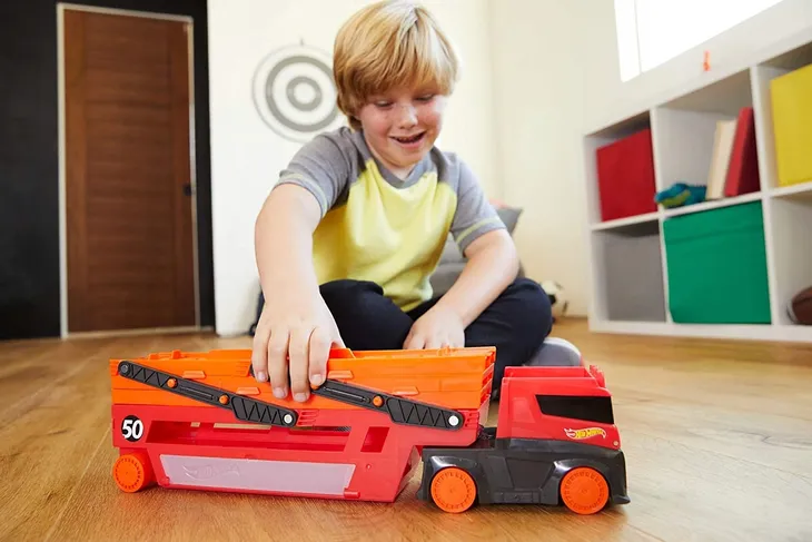 hot-wheels-transporter-do-przewozu-aut-bohater-hot-wheels