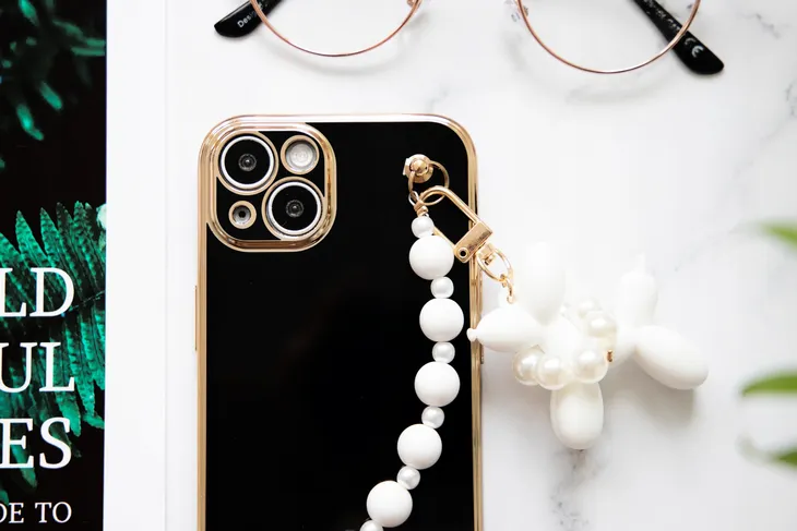 etui-joless-blink-do-iphone-12-mini-lancuszek-material-tworzywo-sztuczne
