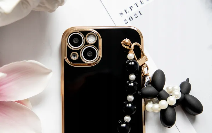 etui-joless-blink-do-iphone-13-pro-max-lancuszek-material-tworzywo-sztuczne