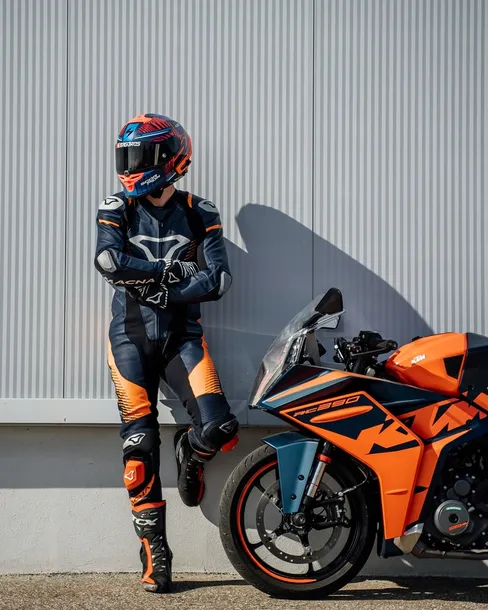 interkom-cardo-packtalk-edge-ktm-montaz-bazy-na-klej-na-zaczep