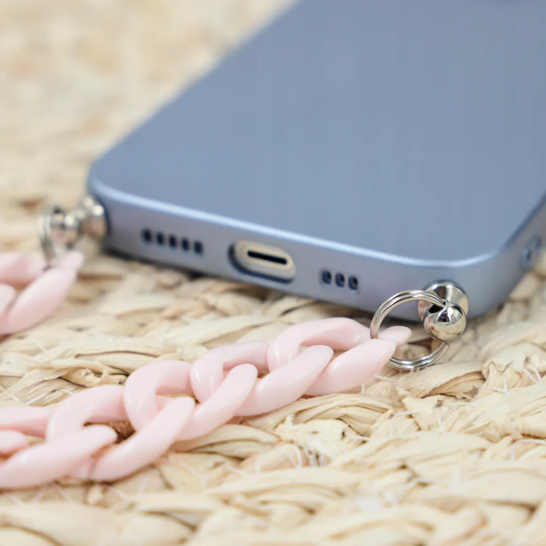 etui-metallic-nieb-do-iphone-13-pro-max-lancuch