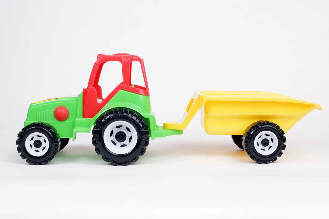 traktor-z-przyczepa-model-206-stan-nowy