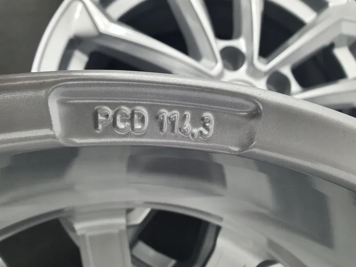 kola-mitsubishi-eclipse-c-pirelli-215-60r17-tpms-otwor-centralny-mm-671