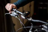 swiatlo-rowerowe-przednie-zawiera-baterie-nie