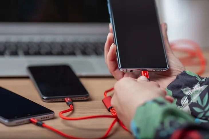kabel-unitek-usb-apple-lightning-12-m-czerwony-kolor-czerwony-konstrukcja-oplot