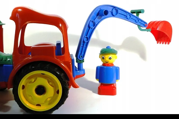 traktor-koparka-duza-do-piasku-bohater-brak