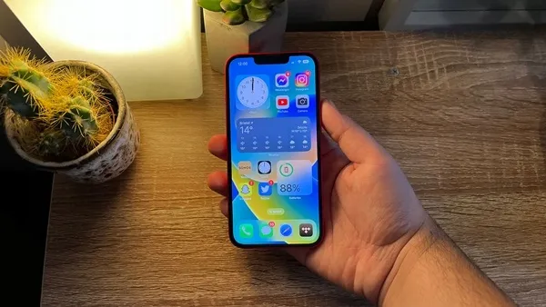 apple-iphone-13-128gb-funkcje-aparatu-autofocus-cyfrowa-stabilizacja-obrazu-hdr-lampa-blyskowa-nagrywanie-wideo-optyczna-stabilizacja-obrazu-panorama-samowyzwalacz-wykrywanie-twarzy-zdjecia-seryjne-zoom