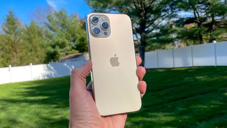 apple-iphone-12-pro-256gb-outlet-funkcje-aparatu-autofocus-lampa-blyskowa-panorama-zoom