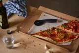fiskars-noz-do-pizzy-ff-waga-z-opakowaniem-0-1-kg