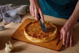 fiskars-noz-do-pizzy-ff-dlugosc-trzpienia-20-cm