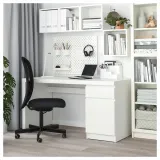 ikea-malm-biurko-bialy-140x65-cm-szerokosc-przestrzeni-na-nogi-90-cm