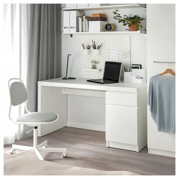 ikea-malm-biurko-bialy-140x65-cm-wysokosc-przestrzeni-na-nogi-68-cm