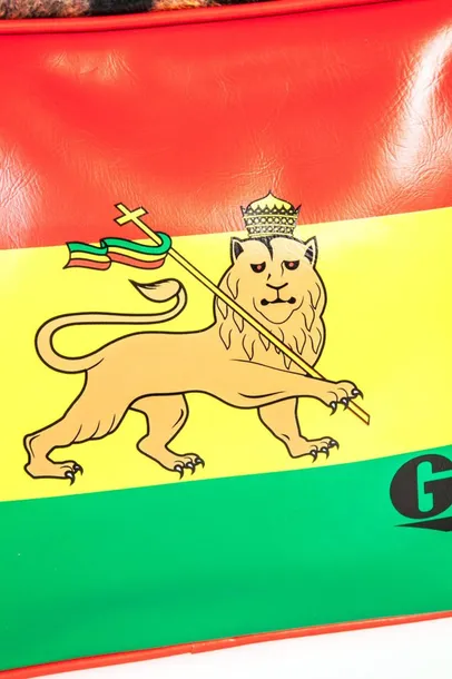 gardlo-ramie-kobieta-czerwone