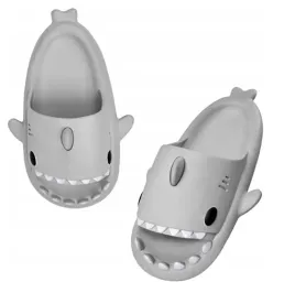 grube-klapki-na-basen-rekiny-antyposlizgowe-kapcie-shark-czarne-25-26