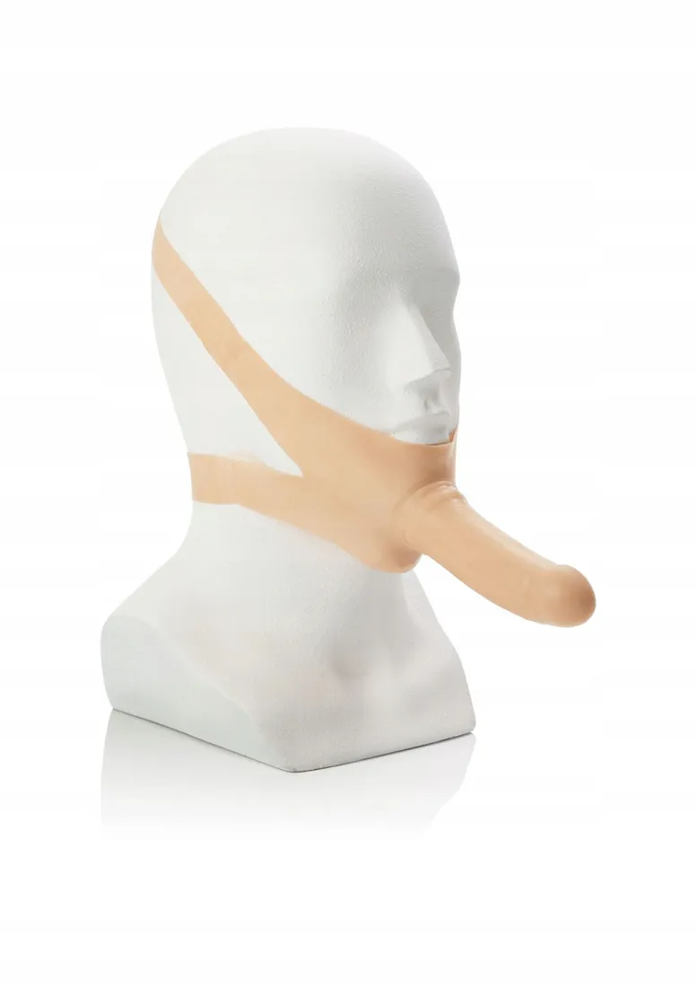 knebel-the-accomodator-dildo-mocowane-na-twarzy