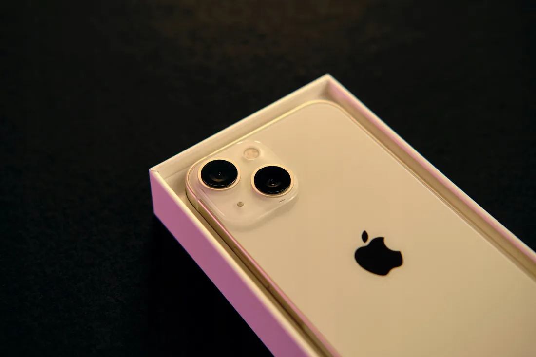 apple-iphone-13-256gb-ladowarka-kabel-lightning-marka-telefonu-apple