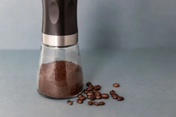 la-cafetiere-reczny-mlynek-do-kawy