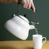 la-cafetiere-stalowy-czajnik-z-gwizdkiem-2-litry-kremowy