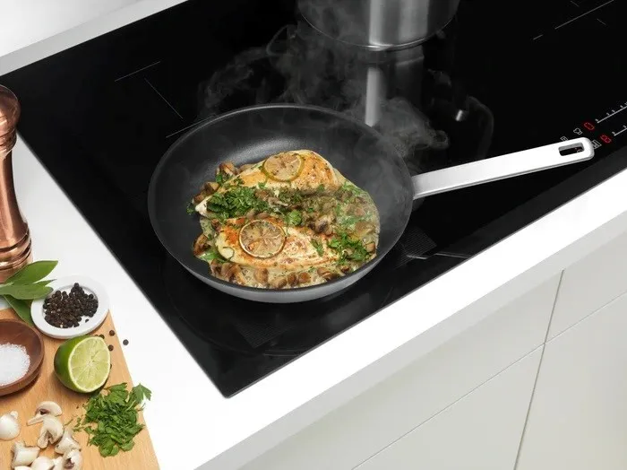 zestaw-garnkow-electrolux-e3ss