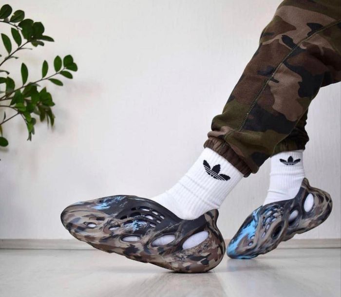 Klapki Adidas Yeezy Foam Runner MX Cinder ID4126 r. 40,5 ERLI.pl