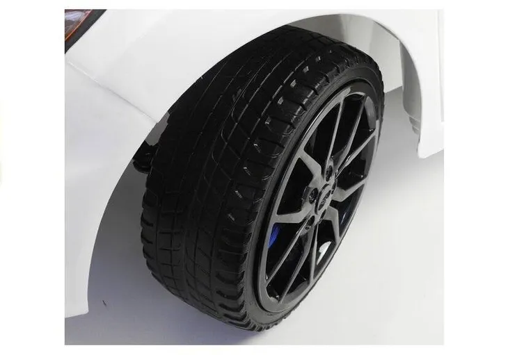 auto-na-akumulator-ford-focus-rs-biale