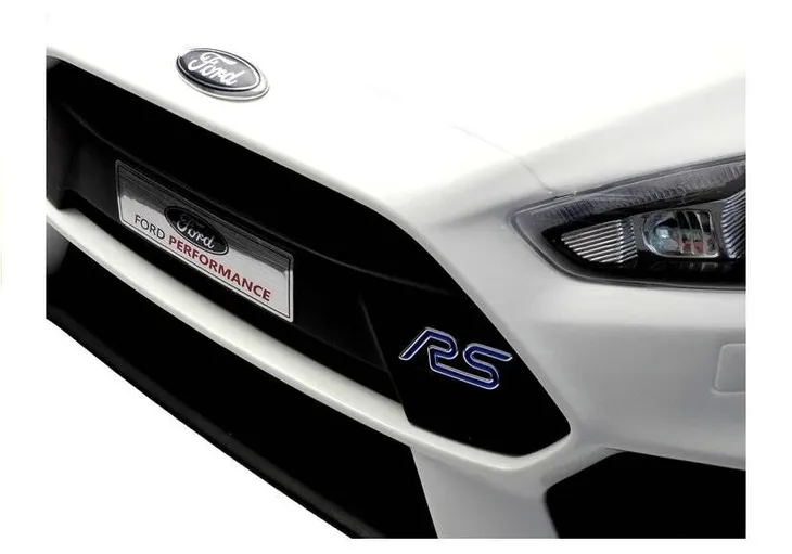auto-na-akumulator-ford-focus-rs-biale