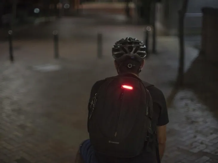 knog-lampka-tyl-plus-czarna-strumien-swietlny-20-lm
