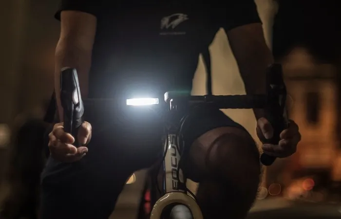 knog-lampka-tyl-plus-czarna-zawartosc-zestawu-lampka