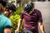 rogelli-explore-meska-koszulka-rowerowa-cechy-dodatkowe-kieszen-na-plecach-stojka-wydluzony-tyl