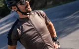 rogelli-explore-meska-koszulka-rowerowa-cechy-dodatkowe-kieszen-na-plecach-stojka-wydluzony-tyl