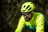 rogelli-puncta-kask-rowerowy-fluorowy-s-m-cechy-dodatkowe-otwory-wentylacyjne-regulowane-paski-siatka-przeciwko-owadom-wkladka-antybakteryjna