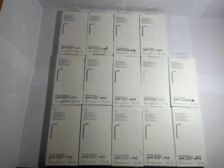 plecki-apple-do-iphone-13-pro-kredowy-roz-funkcje-ladowanie-indukcyjne-pochlanianie-wstrzasow