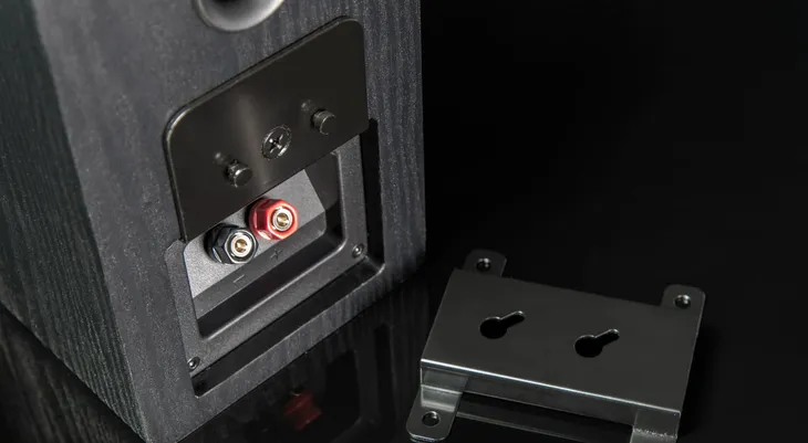 svs-prime-elevation-kolumny-dolby-atmos-black-ash-para-zalaczone-wyposazenie-adapter-do-montazu-na-suficie