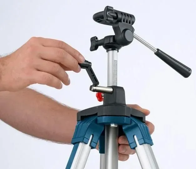 statyw-bt-250-bosch-informacje-dodatkowe-hak-do-montazu-pionu-sznurkowego-mechanizm-korbowy-obracana-glowica-rozsuwane-nogi