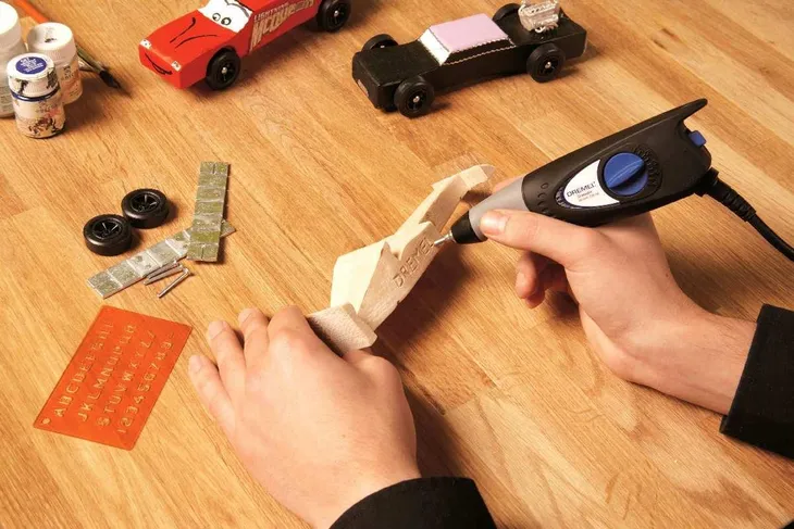 frezarka-specjalistyczna-dremel-35-w-certyfikat-ce