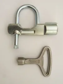 klodka-energetyczna-jarzmowa-lezka-c-9-mm-do-skrzynek-z-kluczem-c-9-mm
