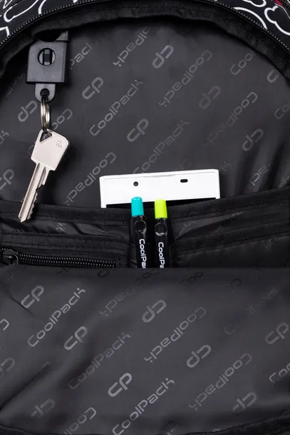 plecak-2-komorowy-coolpack-pick-bear-kolor-bialy-czarny-odcienie-czerwieni